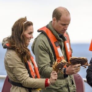 Le prince William et Kate Middleton, duc et duchesse de Cambridge, n'ont pas hésité à prendre des crabes lors d'une partie de pêche à bord du Highland Ranger au cours de leur visite de l'archipel Haida Gwaii le 30 septembre 2016, au septième et avant-dernier jour de leur tournée royale au Canada.