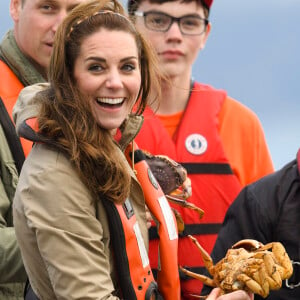 Le prince William et Kate Middleton, duc et duchesse de Cambridge, n'ont pas hésité à prendre des crabes lors d'une partie de pêche à bord du Highland Ranger au cours de leur visite de l'archipel Haida Gwaii le 30 septembre 2016, au septième et avant-dernier jour de leur tournée royale au Canada.