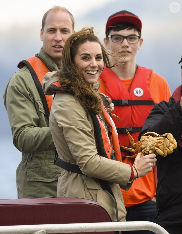 Le prince William et Kate Middleton, duc et duchesse de Cambridge, n'ont pas hésité à prendre des crabes lors d'une partie de pêche à bord du Highland Ranger au cours de leur visite de l'archipel Haida Gwaii le 30 septembre 2016, au septième et avant-dernier jour de leur tournée royale au Canada.