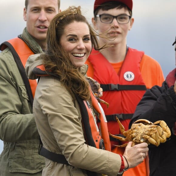 Le prince William et Kate Middleton, duc et duchesse de Cambridge, n'ont pas hésité à prendre des crabes lors d'une partie de pêche à bord du Highland Ranger au cours de leur visite de l'archipel Haida Gwaii le 30 septembre 2016, au septième et avant-dernier jour de leur tournée royale au Canada.