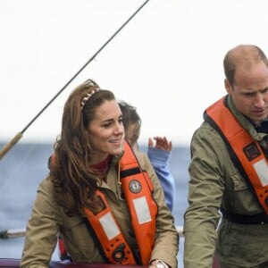 Le prince William et Kate Middleton, duc et duchesse de Cambridge, n'ont pas hésité à prendre des crabes lors d'une partie de pêche à bord du Highland Ranger au cours de leur visite de l'archipel Haida Gwaii le 30 septembre 2016, au septième et avant-dernier jour de leur tournée royale au Canada.