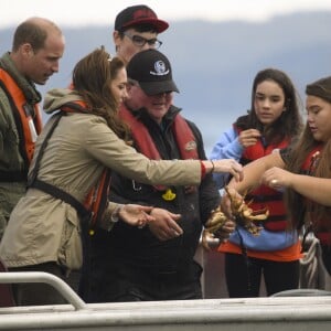 Le prince William et Kate Middleton, duc et duchesse de Cambridge, n'ont pas hésité à prendre des crabes lors d'une partie de pêche à bord du Highland Ranger au cours de leur visite de l'archipel Haida Gwaii le 30 septembre 2016, au septième et avant-dernier jour de leur tournée royale au Canada.