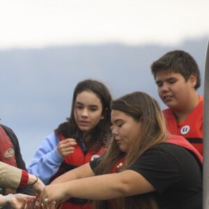 Le prince William et Kate Middleton, duc et duchesse de Cambridge, n'ont pas hésité à prendre des crabes lors d'une partie de pêche à bord du Highland Ranger au cours de leur visite de l'archipel Haida Gwaii le 30 septembre 2016, au septième et avant-dernier jour de leur tournée royale au Canada.