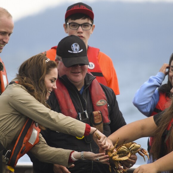Le prince William et Kate Middleton, duc et duchesse de Cambridge, n'ont pas hésité à prendre des crabes lors d'une partie de pêche à bord du Highland Ranger au cours de leur visite de l'archipel Haida Gwaii le 30 septembre 2016, au septième et avant-dernier jour de leur tournée royale au Canada.