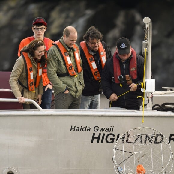 Le prince William et Kate Middleton, duc et duchesse de Cambridge, observent la remontée des pièges à crabes à bord du Highland Ranger lors de leur visite de l'archipel Haida Gwaii le 30 septembre 2016, au septième et avant-dernier jour de leur tournée royale au Canada.