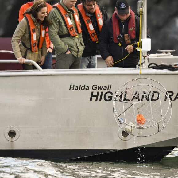 Le prince William et Kate Middleton, duc et duchesse de Cambridge, observent la remontée des pièges à crabes à bord du Highland Ranger lors de leur visite de l'archipel Haida Gwaii le 30 septembre 2016, au septième et avant-dernier jour de leur tournée royale au Canada.