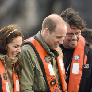 Le prince William et Kate Middleton, duc et duchesse de Cambridge, observent la remontée des pièges à crabes à bord du Highland Ranger lors de leur visite de l'archipel Haida Gwaii le 30 septembre 2016, au septième et avant-dernier jour de leur tournée royale au Canada.