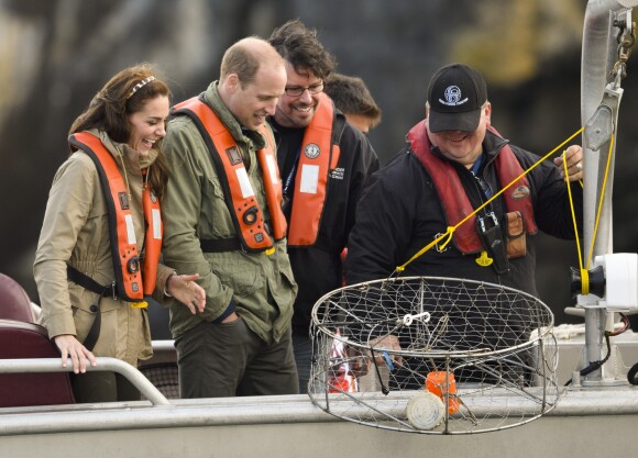 Le prince William et Kate Middleton, duc et duchesse de Cambridge, observent la remontée des pièges à crabes à bord du Highland Ranger lors de leur visite de l'archipel Haida Gwaii le 30 septembre 2016, au septième et avant-dernier jour de leur tournée royale au Canada.
