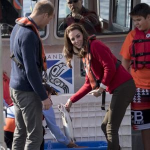 Le prince William et Kate Middleton, qui n'a pas hésité à tâter la marchandise, ont participé à bord du Highland Ranger à une partie de pêche pour la promotion de cette activité auprès des jeunes lors de leur visite de l'archipel Haida Gwaii le 30 septembre 2016, au septième et avant-dernier jour de leur tournée royale au Canada.