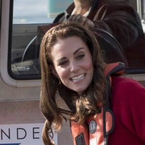 Le prince William et Kate Middleton, qui n'a pas hésité à tâter la marchandise, ont participé à bord du Highland Ranger à une partie de pêche pour la promotion de cette activité auprès des jeunes lors de leur visite de l'archipel Haida Gwaii le 30 septembre 2016, au septième et avant-dernier jour de leur tournée royale au Canada.