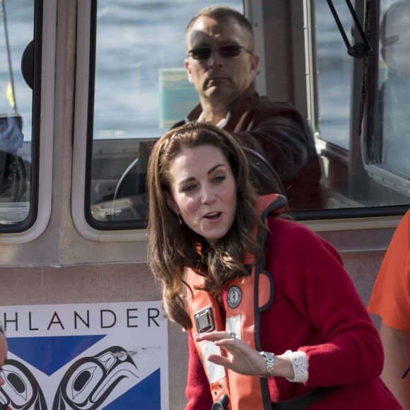 Le prince William et Kate Middleton, qui n'a pas hésité à tâter la marchandise, ont participé à bord du Highland Ranger à une partie de pêche pour la promotion de cette activité auprès des jeunes lors de leur visite de l'archipel Haida Gwaii le 30 septembre 2016, au septième et avant-dernier jour de leur tournée royale au Canada.