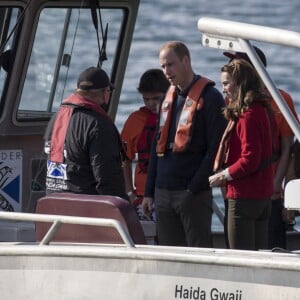 Le prince William, duc de Cambridge et Catherine (Kate) Middleton, duchesse de Cambridge participent à une pêche au saumon à Haida Gwaii au Canada le 29 septembre 2016.  Britain's Prince William and Catherine, Duchess of Cambridge, join local children on a salmon fishing trip. Catherine picked up a fresh salmon from a cold box before setting off. in Haida Gwaii on september 29, 2016.29/09/2016 - Haida Gwai