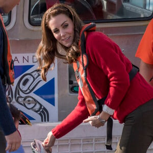 Le prince William et Kate Middleton, qui n'a pas hésité à tâter la marchandise, ont participé à bord du Highland Ranger à une partie de pêche pour la promotion de cette activité auprès des jeunes lors de leur visite de l'archipel Haida Gwaii le 30 septembre 2016, au septième et avant-dernier jour de leur tournée royale au Canada.