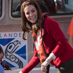 Le prince William et Kate Middleton, qui n'a pas hésité à tâter la marchandise, ont participé à bord du Highland Ranger à une partie de pêche pour la promotion de cette activité auprès des jeunes lors de leur visite de l'archipel Haida Gwaii le 30 septembre 2016, au septième et avant-dernier jour de leur tournée royale au Canada.