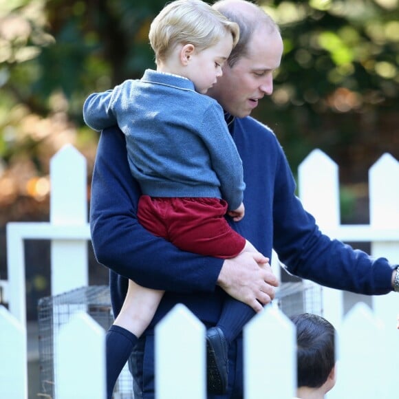 Le prince William et Kate Middleton participaient le 29 septembre 2016 avec leurs enfants le prince George et la princesse Charlotte à une fête avec des familles de militaires à la Maison du Gouvernement de Victoria, en Colombie-Britannique, lors de leur tournée royale au Canada.