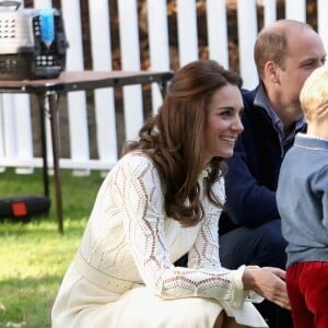 Le prince William et Kate Middleton participaient le 29 septembre 2016 avec leurs enfants le prince George et la princesse Charlotte à une fête avec des familles de militaires à la Maison du Gouvernement de Victoria, en Colombie-Britannique, lors de leur tournée royale au Canada.