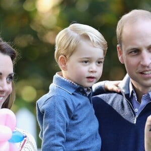 Le prince William et Kate Middleton participaient le 29 septembre 2016 avec leurs enfants le prince George et la princesse Charlotte à une fête avec des familles de militaires à la Maison du Gouvernement de Victoria, en Colombie-Britannique, lors de leur tournée royale au Canada.