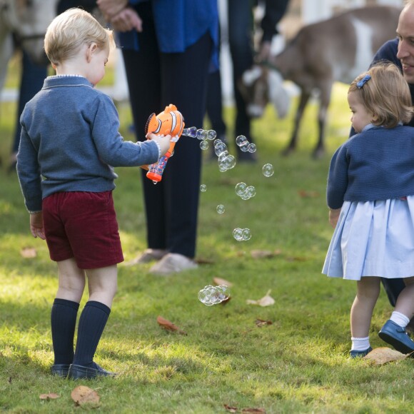 Le prince William et Kate Middleton participaient le 29 septembre 2016 avec leurs enfants le prince George et la princesse Charlotte à une fête avec des familles de militaires à la Maison du Gouvernement de Victoria, en Colombie-Britannique, lors de leur tournée royale au Canada.