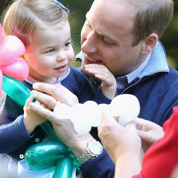 Le prince William et Kate Middleton participaient le 29 septembre 2016 avec leurs enfants le prince George et la princesse Charlotte à une fête avec des familles de militaires à la Maison du Gouvernement de Victoria, en Colombie-Britannique, lors de leur tournée royale au Canada.