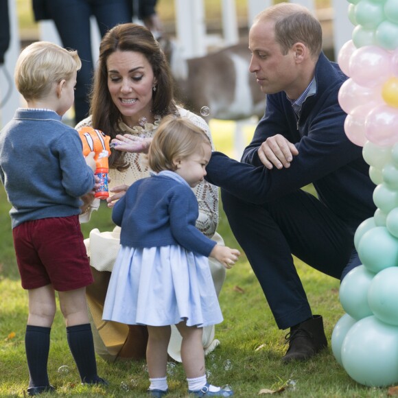 Le prince William et Kate Middleton participaient le 29 septembre 2016 avec leurs enfants le prince George et la princesse Charlotte à une fête avec des familles de militaires à la Maison du Gouvernement de Victoria, en Colombie-Britannique, lors de leur tournée royale au Canada.