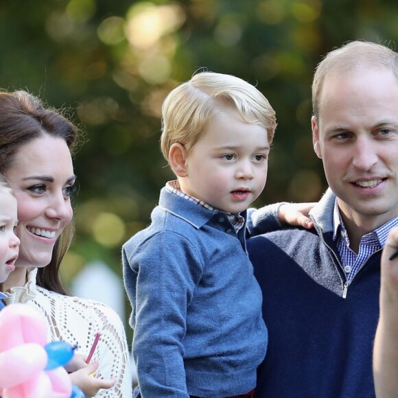 Le prince William et Kate Middleton participaient le 29 septembre 2016 avec leurs enfants le prince George et la princesse Charlotte à une fête avec des familles de militaires à la Maison du Gouvernement de Victoria, en Colombie-Britannique, lors de leur tournée royale au Canada.