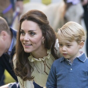 Le prince William et Kate Middleton participaient le 29 septembre 2016 avec leurs enfants le prince George et la princesse Charlotte à une fête avec des familles de militaires à la Maison du Gouvernement de Victoria, en Colombie-Britannique, lors de leur tournée royale au Canada.