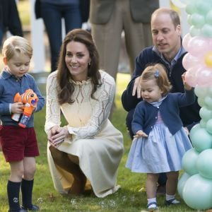 Le prince William et Kate Middleton participaient le 29 septembre 2016 avec leurs enfants le prince George et la princesse Charlotte à une fête avec des familles de militaires à la Maison du Gouvernement de Victoria, en Colombie-Britannique, lors de leur tournée royale au Canada.