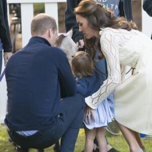 Le prince William et Kate Middleton participaient le 29 septembre 2016 avec leurs enfants le prince George et la princesse Charlotte à une fête avec des familles de militaires à la Maison du Gouvernement de Victoria, en Colombie-Britannique, lors de leur tournée royale au Canada.