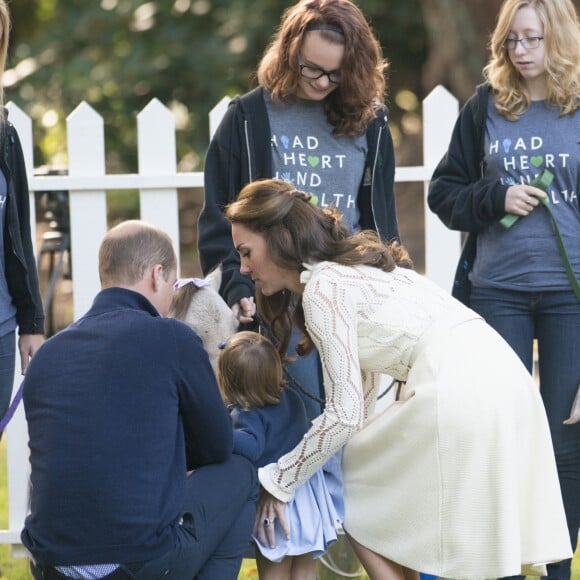 Le prince William et Kate Middleton participaient le 29 septembre 2016 avec leurs enfants le prince George et la princesse Charlotte à une fête avec des familles de militaires à la Maison du Gouvernement de Victoria, en Colombie-Britannique, lors de leur tournée royale au Canada.