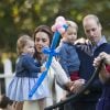 Le prince William et Kate Middleton participaient le 29 septembre 2016 avec leurs enfants le prince George et la princesse Charlotte à une fête avec des familles de militaires à la Maison du Gouvernement de Victoria, en Colombie-Britannique, lors de leur tournée royale au Canada.
