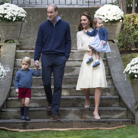 Le prince William et Kate Middleton participaient le 29 septembre 2016 avec leurs enfants le prince George et la princesse Charlotte à une fête avec des familles de militaires à la Maison du Gouvernement de Victoria, en Colombie-Britannique, lors de leur tournée royale au Canada.