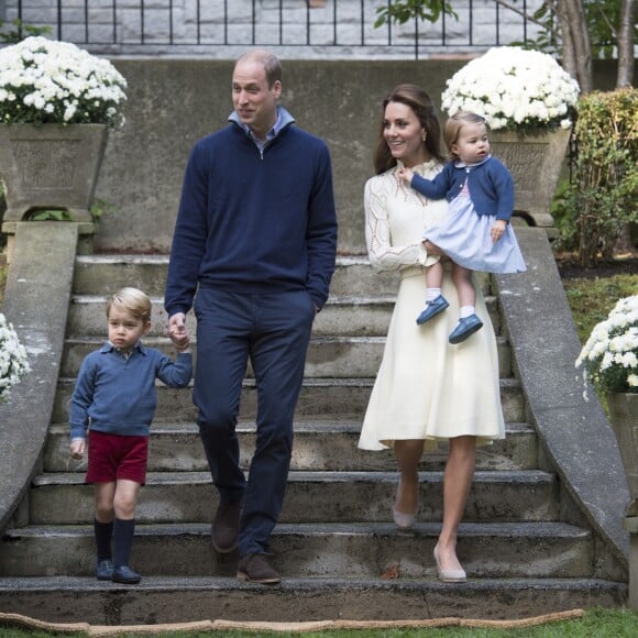 Le prince William et Kate Middleton participaient le 29 septembre 2016 avec leurs enfants le prince George et la princesse Charlotte à une fête avec des familles de militaires à la Maison du Gouvernement de Victoria, en Colombie-Britannique, lors de leur tournée royale au Canada.