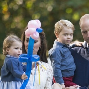 Le prince William et Kate Middleton participaient le 29 septembre 2016 avec leurs enfants le prince George et la princesse Charlotte à une fête avec des familles de militaires à la Maison du Gouvernement de Victoria, en Colombie-Britannique, lors de leur tournée royale au Canada.