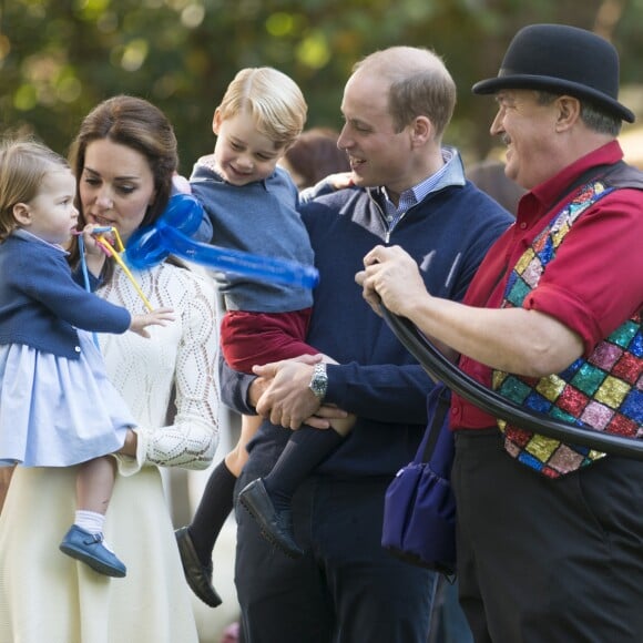 Le prince William et Kate Middleton participaient le 29 septembre 2016 avec leurs enfants le prince George et la princesse Charlotte à une fête avec des familles de militaires à la Maison du Gouvernement de Victoria, en Colombie-Britannique, lors de leur tournée royale au Canada.