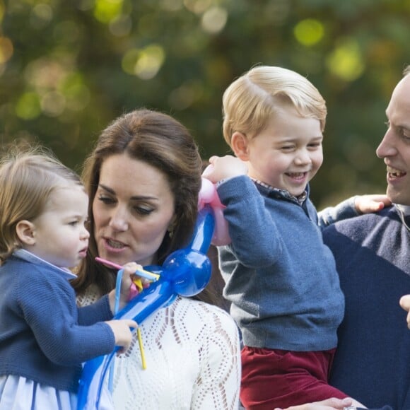 Le prince William et Kate Middleton participaient le 29 septembre 2016 avec leurs enfants le prince George et la princesse Charlotte à une fête avec des familles de militaires à la Maison du Gouvernement de Victoria, en Colombie-Britannique, lors de leur tournée royale au Canada.