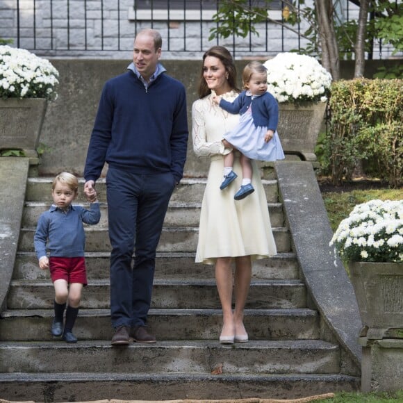 Le prince William et Kate Middleton participaient le 29 septembre 2016 avec leurs enfants le prince George et la princesse Charlotte à une fête avec des familles de militaires à la Maison du Gouvernement de Victoria, en Colombie-Britannique, lors de leur tournée royale au Canada.