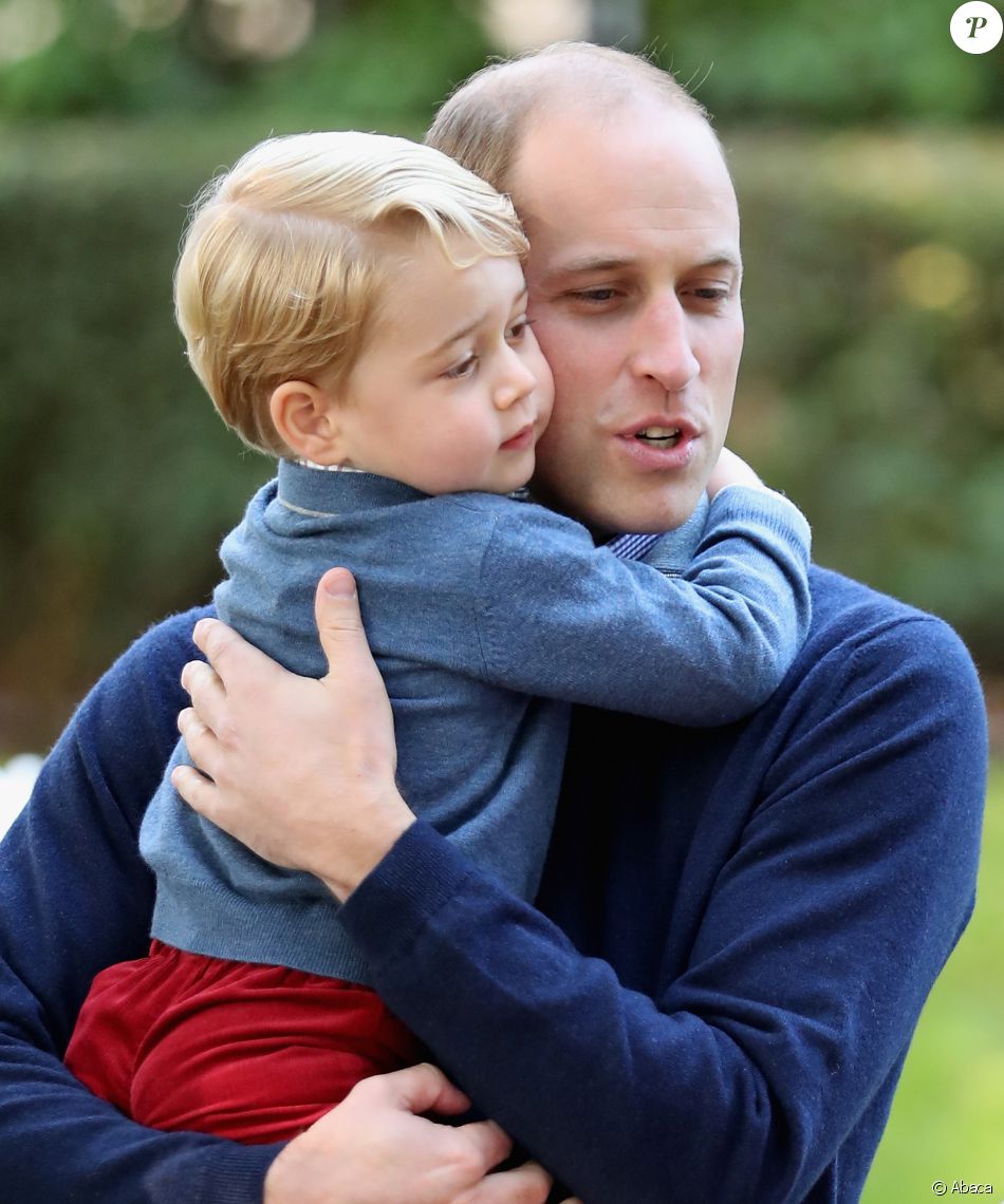 Le Prince George De Cambridge Dans Les Bras De Son Père Le Prince William Le 29 Septembre 2016 