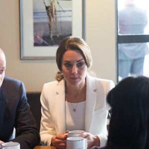 Le prince William et Kate Middleton, duc et duchesse de Cambridge, ont parlé de santé mentale avec des familles et des jeunes autour d'une boisson chaude au Cridge Centre de Victoria le 1er octobre 2016, au dernier jour de leur tournée royale au Canada.