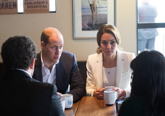 Le prince William et Kate Middleton, duc et duchesse de Cambridge, ont parlé de santé mentale avec des familles et des jeunes autour d'une boisson chaude au Cridge Centre de Victoria le 1er octobre 2016, au dernier jour de leur tournée royale au Canada.