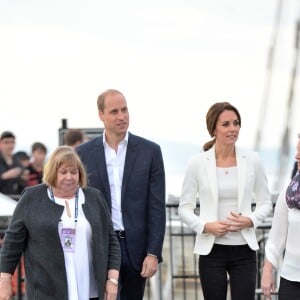 Le prince William et Kate Middleton, duc et duchesse de Cambridge, ont parlé de santé mentale avec des familles et des jeunes autour d'une boisson chaude au Cridge Centre de Victoria le 1er octobre 2016, au dernier jour de leur tournée royale au Canada.