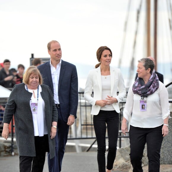 Le prince William et Kate Middleton, duc et duchesse de Cambridge, ont parlé de santé mentale avec des familles et des jeunes autour d'une boisson chaude au Cridge Centre de Victoria le 1er octobre 2016, au dernier jour de leur tournée royale au Canada.