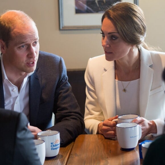 Le prince William et Kate Middleton, duc et duchesse de Cambridge, ont parlé de santé mentale avec des familles et des jeunes autour d'une boisson chaude au Cridge Centre de Victoria le 1er octobre 2016, au dernier jour de leur tournée royale au Canada.