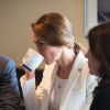 Le prince William et Kate Middleton, duc et duchesse de Cambridge, ont parlé de santé mentale avec des familles et des jeunes autour d'une boisson chaude au Cridge Centre de Victoria le 1er octobre 2016, au dernier jour de leur tournée royale au Canada.