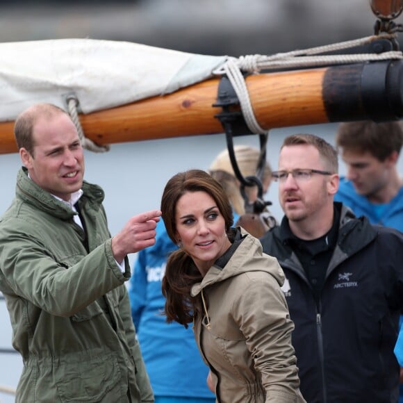 Le prince William et Kate Middleton, duc et duchesse de Cambridge, ont passé des moments à bord d'un vieux gréement avec des jeunes d'associations dans la rade de Victoria le 1er octobre 2016, au dernier jour de leur tournée royale au Canada.
Le prince William, duc de Cambridge et Catherine (Kate) Middleton, duchesse de Cambridge font le tour du port de Victoria à bord d'un vieux gréement avec des enfants en difficulté avant leur départ du Canada à Victoria le 1er octobre 2016. The Royal Tour of British Columbia and Yukon. The Duke and Duchess of Cambridge final day in Victoria, BC.. Here, HRH, The Duke of Cambridge, Catherine, The Duchess of Cambridge toured the harbour in a Tall Ship with young people from the charity which uses the power of sailing to give young people skills and direction in their lives. In Victoria on october 1st, 2016.01/10/2016 - Victoria