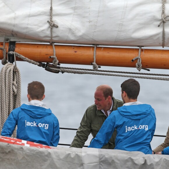 Le prince William et Kate Middleton, duc et duchesse de Cambridge, ont passé des moments à bord d'un vieux gréement avec des jeunes d'associations dans la rade de Victoria le 1er octobre 2016, au dernier jour de leur tournée royale au Canada.
Le prince William, duc de Cambridge et Catherine (Kate) Middleton, duchesse de Cambridge font le tour du port de Victoria à bord d'un vieux gréement avec des enfants en difficulté avant leur départ du Canada à Victoria le 1er octobre 2016. The Royal Tour of British Columbia and Yukon. The Duke and Duchess of Cambridge final day in Victoria, BC.. Here, HRH, The Duke of Cambridge, Catherine, The Duchess of Cambridge toured the harbour in a Tall Ship with young people from the charity which uses the power of sailing to give young people skills and direction in their lives. In Victoria on october 1st, 2016.01/10/2016 - Victoria