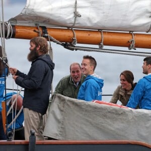 Le prince William et Kate Middleton, duc et duchesse de Cambridge, ont passé des moments à bord d'un vieux gréement avec des jeunes d'associations dans la rade de Victoria le 1er octobre 2016, au dernier jour de leur tournée royale au Canada.
Le prince William, duc de Cambridge et Catherine (Kate) Middleton, duchesse de Cambridge font le tour du port de Victoria à bord d'un vieux gréement avec des enfants en difficulté avant leur départ du Canada à Victoria le 1er octobre 2016. The Royal Tour of British Columbia and Yukon. The Duke and Duchess of Cambridge final day in Victoria, BC.. Here, HRH, The Duke of Cambridge, Catherine, The Duchess of Cambridge toured the harbour in a Tall Ship with young people from the charity which uses the power of sailing to give young people skills and direction in their lives. In Victoria on october 1st, 2016.01/10/2016 - Victoria