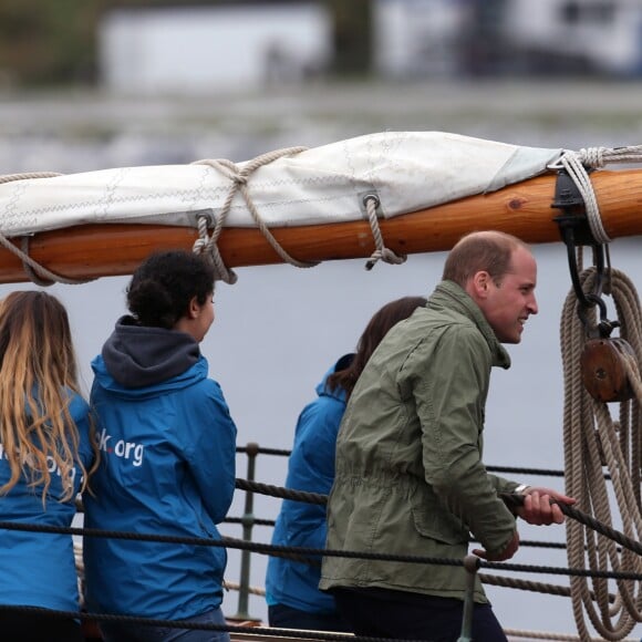 Le prince William et Kate Middleton, duc et duchesse de Cambridge, ont passé des moments à bord d'un vieux gréement avec des jeunes d'associations dans la rade de Victoria le 1er octobre 2016, au dernier jour de leur tournée royale au Canada.
Le prince William, duc de Cambridge et Catherine (Kate) Middleton, duchesse de Cambridge font le tour du port de Victoria à bord d'un vieux gréement avec des enfants en difficulté avant leur départ du Canada à Victoria le 1er octobre 2016. The Royal Tour of British Columbia and Yukon. The Duke and Duchess of Cambridge final day in Victoria, BC.. Here, HRH, The Duke of Cambridge, Catherine, The Duchess of Cambridge toured the harbour in a Tall Ship with young people from the charity which uses the power of sailing to give young people skills and direction in their lives. In Victoria on october 1st, 2016.01/10/2016 - Victoria