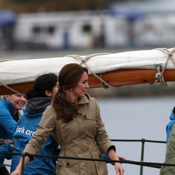 Le prince William et Kate Middleton, duc et duchesse de Cambridge, ont passé des moments à bord d'un vieux gréement avec des jeunes d'associations dans la rade de Victoria le 1er octobre 2016, au dernier jour de leur tournée royale au Canada.
Le prince William, duc de Cambridge et Catherine (Kate) Middleton, duchesse de Cambridge font le tour du port de Victoria à bord d'un vieux gréement avec des enfants en difficulté avant leur départ du Canada à Victoria le 1er octobre 2016. The Royal Tour of British Columbia and Yukon. The Duke and Duchess of Cambridge final day in Victoria, BC.. Here, HRH, The Duke of Cambridge, Catherine, The Duchess of Cambridge toured the harbour in a Tall Ship with young people from the charity which uses the power of sailing to give young people skills and direction in their lives. In Victoria on october 1st, 2016.01/10/2016 - Victoria