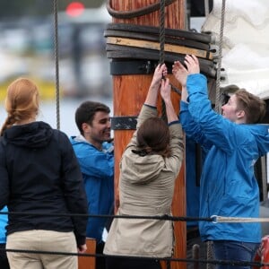 Le prince William et Kate Middleton, duc et duchesse de Cambridge, ont passé des moments à bord d'un vieux gréement avec des jeunes d'associations dans la rade de Victoria le 1er octobre 2016, au dernier jour de leur tournée royale au Canada.
Le prince William, duc de Cambridge et Catherine (Kate) Middleton, duchesse de Cambridge font le tour du port de Victoria à bord d'un vieux gréement avec des enfants en difficulté avant leur départ du Canada à Victoria le 1er octobre 2016. The Royal Tour of British Columbia and Yukon. The Duke and Duchess of Cambridge final day in Victoria, BC.. Here, HRH, The Duke of Cambridge, Catherine, The Duchess of Cambridge toured the harbour in a Tall Ship with young people from the charity which uses the power of sailing to give young people skills and direction in their lives. In Victoria on october 1st, 2016.01/10/2016 - Victoria