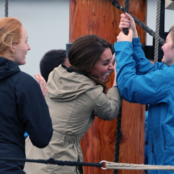 Le prince William et Kate Middleton, duc et duchesse de Cambridge, ont passé des moments à bord d'un vieux gréement avec des jeunes d'associations dans la rade de Victoria le 1er octobre 2016, au dernier jour de leur tournée royale au Canada.
Le prince William, duc de Cambridge et Catherine (Kate) Middleton, duchesse de Cambridge font le tour du port de Victoria à bord d'un vieux gréement avec des enfants en difficulté avant leur départ du Canada à Victoria le 1er octobre 2016. The Royal Tour of British Columbia and Yukon. The Duke and Duchess of Cambridge final day in Victoria, BC.. Here, HRH, The Duke of Cambridge, Catherine, The Duchess of Cambridge toured the harbour in a Tall Ship with young people from the charity which uses the power of sailing to give young people skills and direction in their lives. In Victoria on october 1st, 2016.01/10/2016 - Victoria